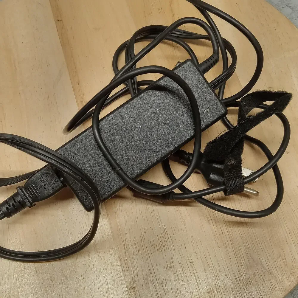 DELL AC Power Adapter Charger 19.5V AC100-240V 1.5A50-60HZ